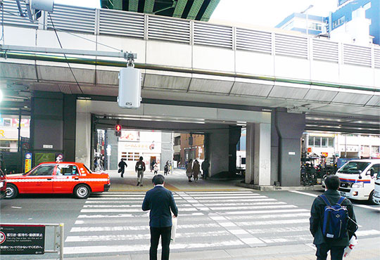 3. 昭和通りの横断歩道を渡ります
